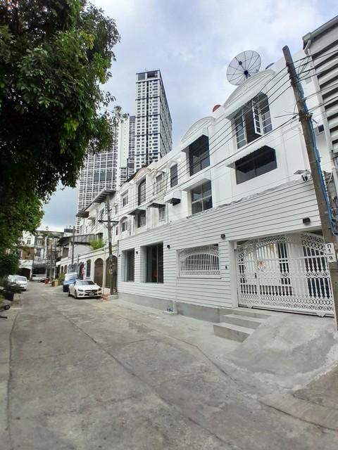 ขายทาวน์เฮ้าส์ 3 ชั้น 2 คูหา 52 ตรว. 700 ตรม. ทำเลทอง พระราม 9 ขายทาวน์เฮ้าส์ 3 ชั้น 2 คูหา 52 ตรว. 700 ตรม. ทำเลทอง พระราม 9