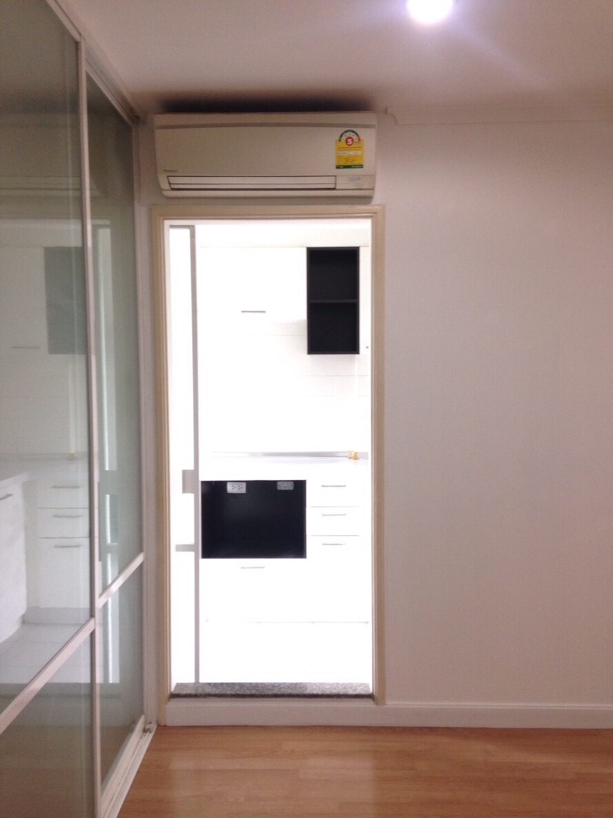 ��´�ǹ �͹�����Թ������ ������˧ 26 ��Ҵ 32 sq.m. (Lumpini Ville Ramkhamhaeng26) �ҤҶ١�ҡ YS812-018