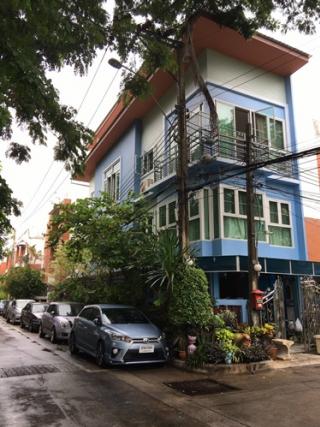 ขายบ้านทาวน์โฮม ห้องมุม 4 ชั้น ในซอยลาดพร้าว 80 แยก 26 บ้านตรงข้ามสวนหย่อมวิวสวย ขายบ้านทาวน์โฮม ห้องมุม 4 ชั้น ในซอยลาดพร้าว 80 แยก 26 บ้านตรงข้ามสวนหย่อมวิวสวย