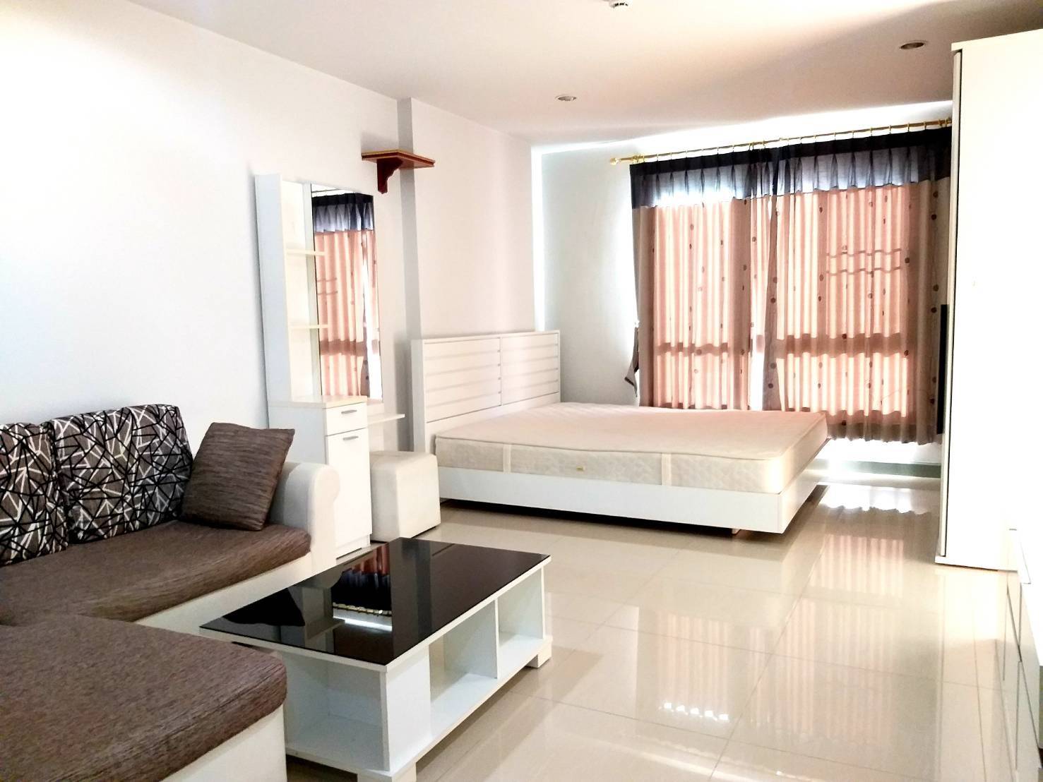 ��¤͹����������� Regent Home 11 ��ͧ Studio ��դ���͹ ���ʶҹ�ö俿�� 300 ����