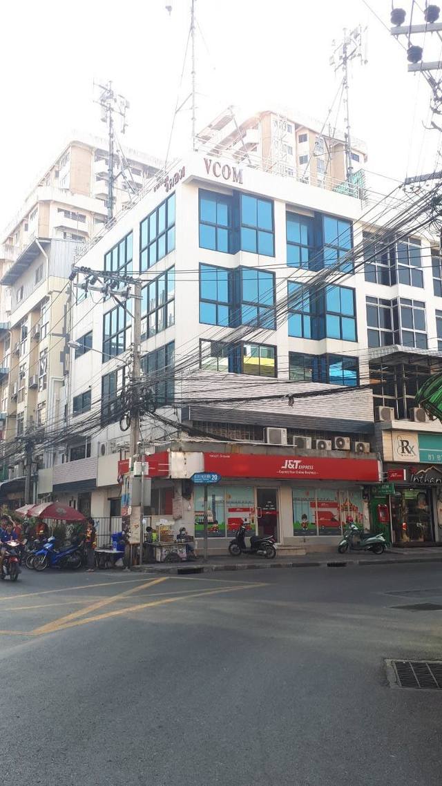 BS458�������Ϳ��� 4 ��� ���ͷ�� 50 ���. �Դ��������� 9 ���ҧ��ǹ���Airport link �����ҡ 