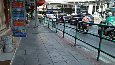  Rent smaller space 40 sqm. closed Main Road BTS Udomsuk