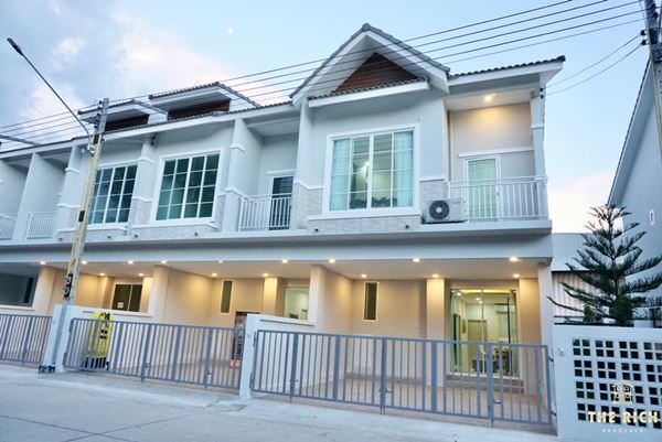 บ้านสวย เดอะริช บางแสน ทำเลคุณภาพบน ถ.ข้าวหลาม-บางแสน ใกล้ทะเล บ้านแฝด & ทาวน์โฮม 2 ชั้น สไตล์คอทเทจ อบอุ่น ลงตัว บ้านสวย เดอะริช บางแสน ทำเลคุณภาพบน ถ.ข้าวหลาม-บางแสน ใกล้ทะเล บ้านแฝด & ทาวน์โฮม 2 ชั้น สไตล์คอทเทจ อบอุ่น ลงตัว