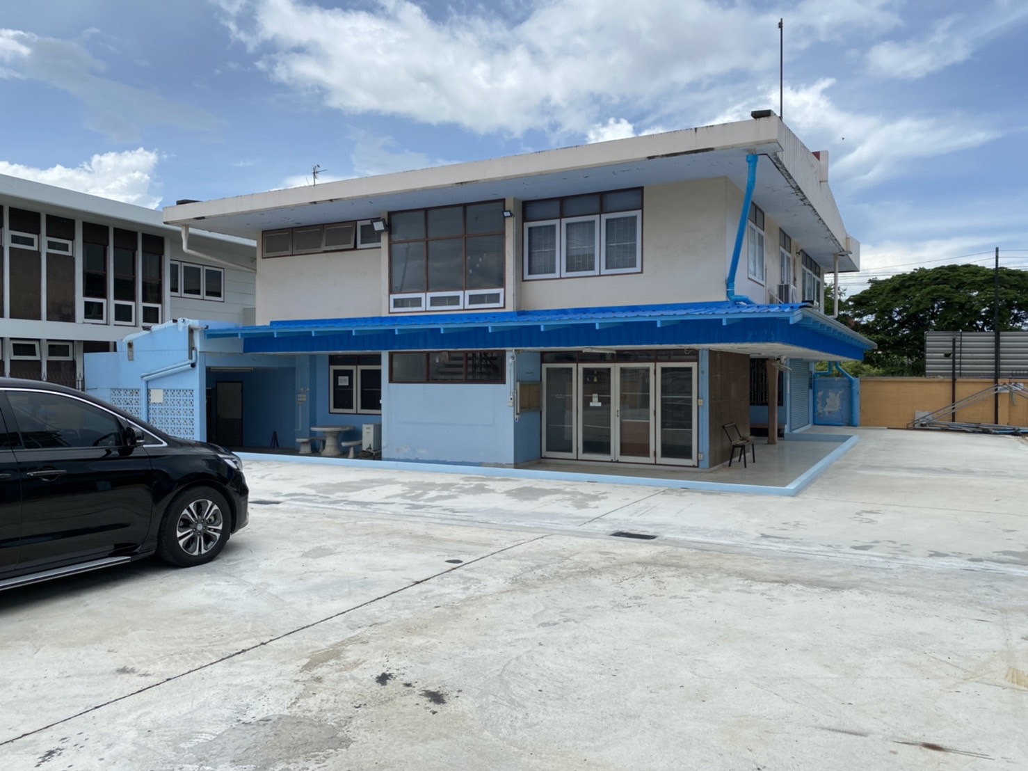 ให้เช่า อาคารสีฟ้า2 ชั้น พร้อมบ้านสีขาว 2 ชั้น ให้เช่า อาคารสีฟ้า2 ชั้น พร้อมบ้านสีขาว 2 ชั้น