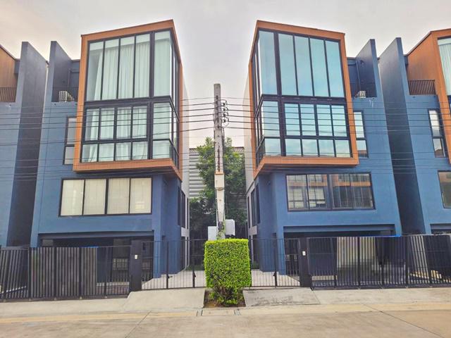 Mega Bangna ถนนกว้าง 16 ม.ให้เช่าออฟฟิศหรู บิ้วอินแล้ว กิ่งแก้ว โรบินสัน ลาดกระบัง ตกแต่ง 35 ตร.ว. 300 ตรม. 3 น้ำ 3.5 ชั้น Mega Bangna ถนนกว้าง 16 ม.ให้เช่าออฟฟิศหรู บิ้วอินแล้ว กิ่งแก้ว โรบินสัน ลาดกระบัง ตกแต่ง 35 ตร.ว. 300 ตรม. 3 น้ำ 3.5 ชั้น