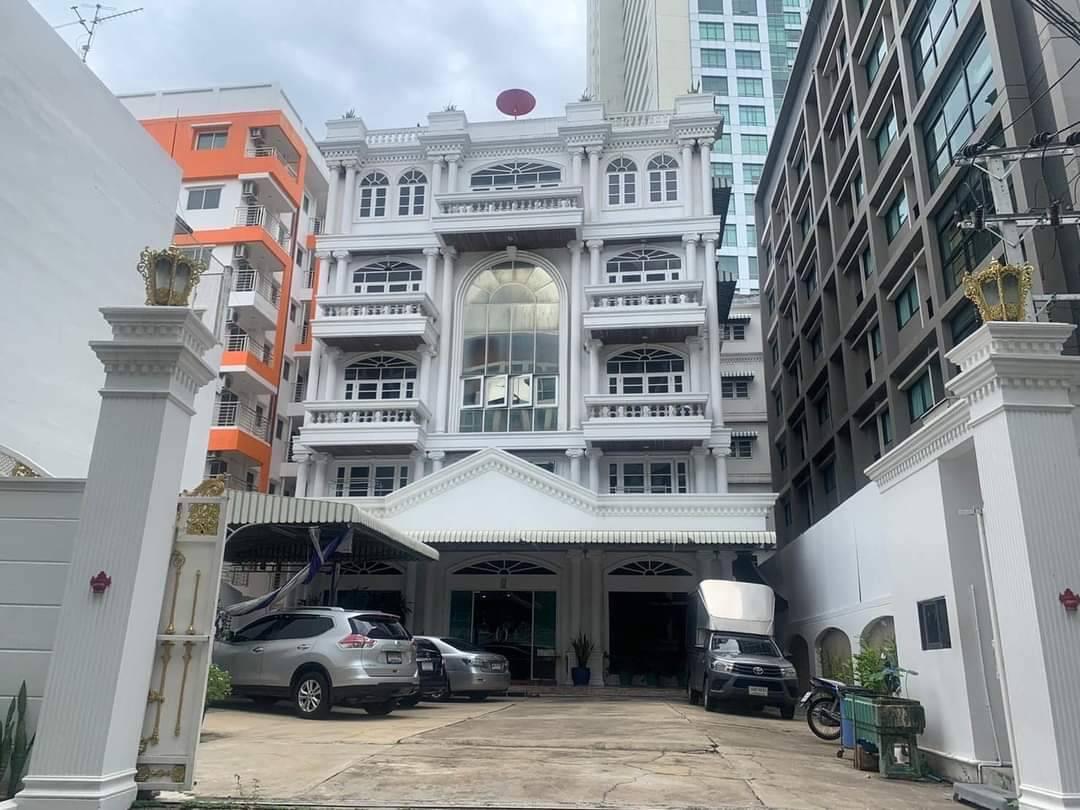 ������ �Ҥ���ӹѡ�ҹ 6 ��� ��� Icon siam ��ҹ��ا������ ��ԭ��� ��鹷������� 3,300 ���ҧ���� ���Կ������� 20 ��ͧ��� �ʹö�� 6-8 �ѹ