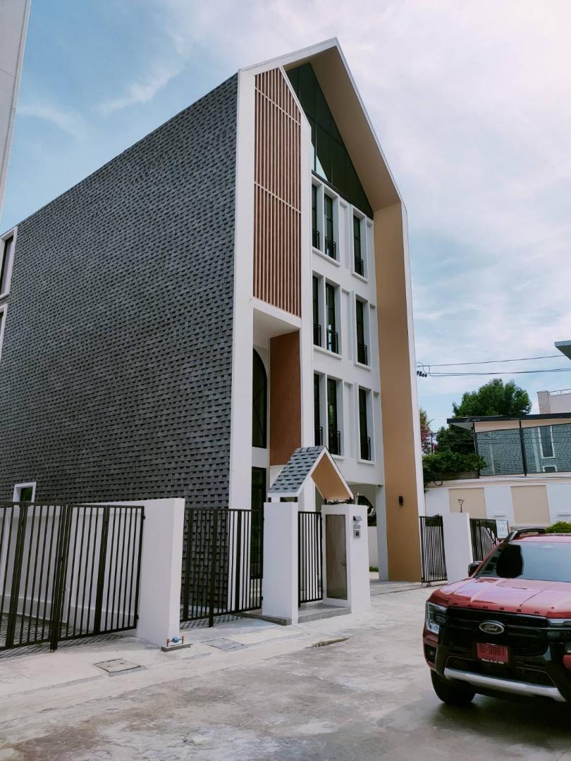 ให้เช่าHomeOffice 4 ชั้น. ใกล้รถไฟฟ้า ศรีกรีฑา แบบบ้านเดี่ยวสไตล์นอร์ดิก ถนนหัวหมาก บางกะปิ ที่ดิน 80 ตร.วา พื้นที่ใช้สอย+ที่จอดรถ 550 ตรม ให้เช่าHomeOffice 4 ชั้น. ใกล้รถไฟฟ้า ศรีกรีฑา แบบบ้านเดี่ยวสไตล์นอร์ดิก ถนนหัวหมาก บางกะปิ ที่ดิน 80 ตร.วา พื้นที่ใช้สอย+ที่จอดรถ 550 ตรม