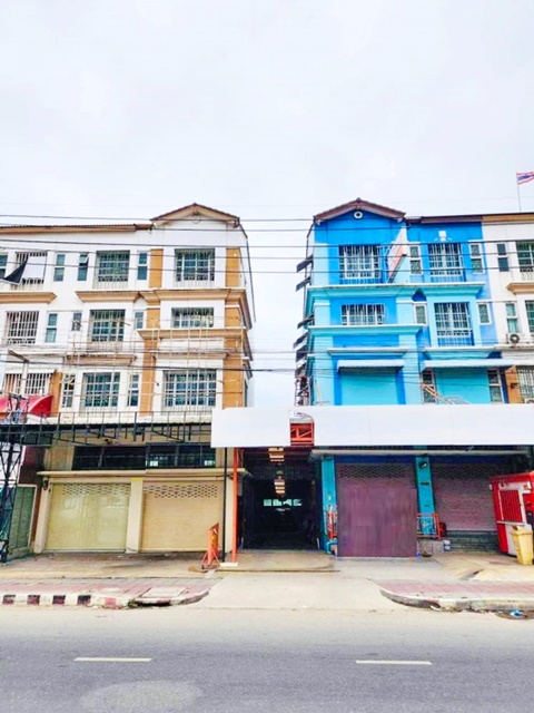 MRT �ҧ�ѡ�˭� DBS ������ �Թ���� ����˭� 10 �Ź �������Ҥ�þҳԢ�� 2 ���� 36 ��.�. 640 ���. �Ҫ�ġ�� ���ŷͧ CHIC REPUBLIC �������