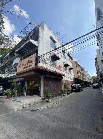 ให้เช่าอาคารพาณิชย์ 3 ชั้น ห้องหัวมุม ริมถนนใหญ่ ซอยเซ็นหลุยส์ 3 ให้เช่าอาคารพาณิชย์ 3 ชั้น ห้องหัวมุม ริมถนนใหญ่ ซอยเซ็นหลุยส์ 3