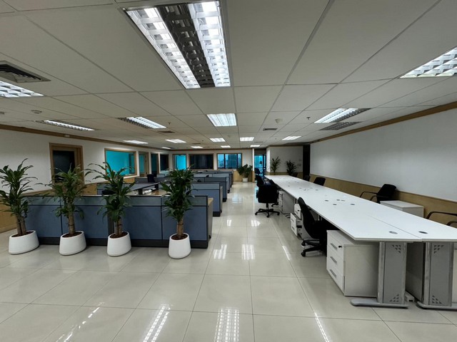 �����Ҿ�鹷���ӹѡ�ҹ�������������� 300 ���. ��ҹ���¢�ҧ �Ҥ�� A Tower �Ѫ�����ɡ 18 ��� MRT ʶҹ� ���¢�ҧ -�ط����� 