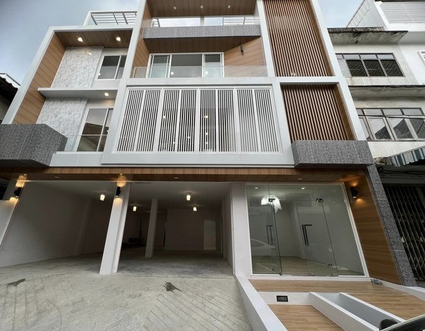 ����������Ϳ��� 4 ��鹫����͹�ت ���ҧ���� ��鹷�� 900 ���. �����͹�ت 70-1 ���ö俿��ʶҹ���չت 