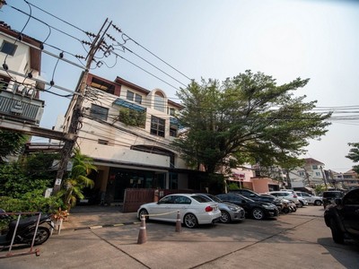 Rare! Well Maintained, Renovated Extra Rooms!! 650 Sq.m 4-Storey 84 Sq.W Home Office Building for SALE at Town in Town Soi 3
