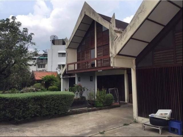 ขายที่ดินย่านเอกมัย 22 สุขุมวิท 63 ใกล้ทองหล่อ เนื้อที่ 480 ตรว. แปลงใหญ่ พร้อมบ้าน 2 หลัง ขายที่ดินย่านเอกมัย 22 สุขุมวิท 63 ใกล้ทองหล่อ เนื้อที่ 480 ตรว. แปลงใหญ่ พร้อมบ้าน 2 หลัง