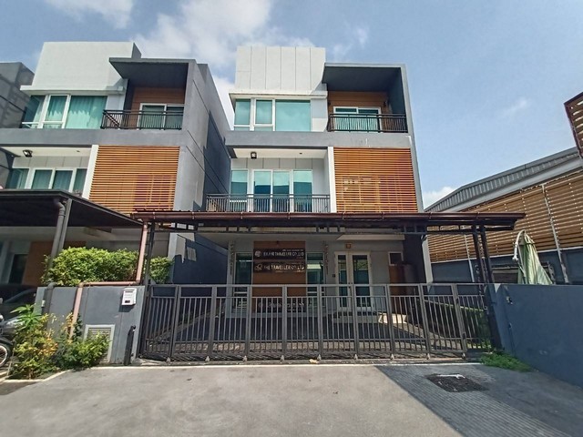 ขายบ้านเดี่ยว 3 ชั้น หลังมุม เน้นความเป็นส่วนตัวเดินทางสะดวกได้หลายเส้นทาง โครงการFeelTownลาดพร้าว35 ขายบ้านเดี่ยว 3 ชั้น หลังมุม เน้นความเป็นส่วนตัวเดินทางสะดวกได้หลายเส้นทาง โครงการFeelTownลาดพร้าว35