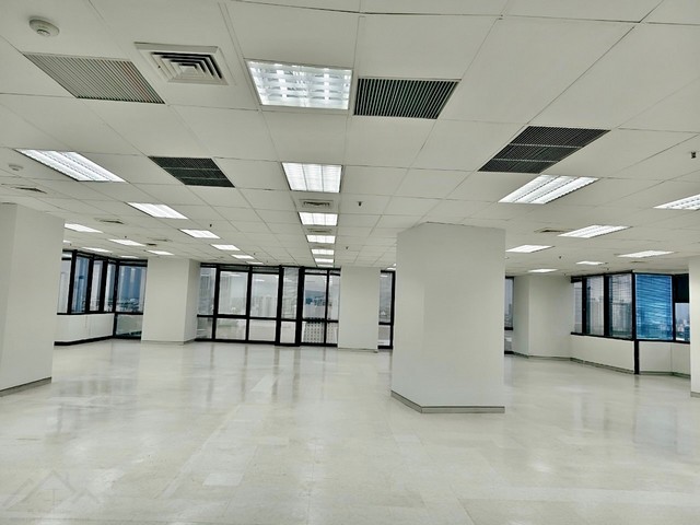 �������ӹѡ�ҹ 500 ���. RS tower ����Ѫ�����ɡ �Դ MRT �ٹ���Ѳ�