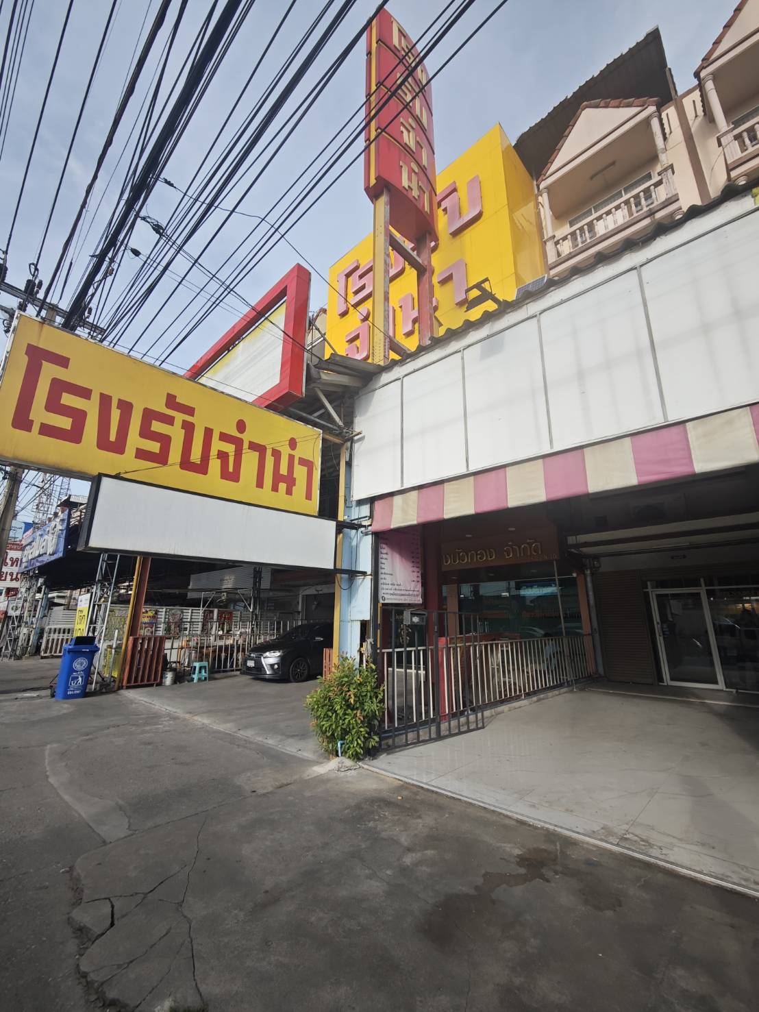 ให้เช่าตึกแถว 4 ชั้นและชั้นดาดฟ้า 1 คูหา บางบัวทองติดถนนใหญ่ ให้เช่าตึกแถว 4 ชั้นและชั้นดาดฟ้า 1 คูหา บางบัวทองติดถนนใหญ่