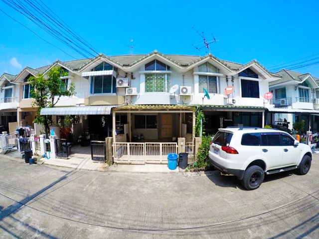 ��硫����� �ѧ�Թ �ҡٹ 0.8 ��. MRT �Ҵ����� 1.5 ��.��ǹ������ 2 