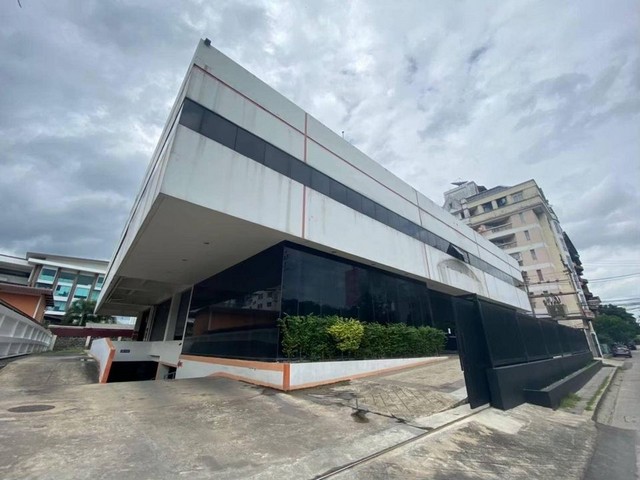 ให้เช่าสำนักงาน โชว์รูม 3 ชั้น รวมชั้นใต้ดิน 4000 ตรม บางนา-ตราด ให้เช่าสำนักงาน โชว์รูม 3 ชั้น รวมชั้นใต้ดิน 4000 ตรม บางนา-ตราด