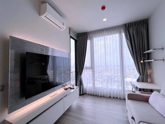 BTS �оҹ�ҡ�Թ 1��. ������ �͹� 46��.�. Rhythm Charoenkrung 