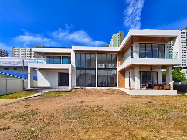บ้านหรูขนาดใหญ่สไตล์โมเดิร์น เหมาะสำหรับครอบครัวใหญ่ จอดรถได้ 10+ บ้านหรูขนาดใหญ่สไตล์โมเดิร์น เหมาะสำหรับครอบครัวใหญ่ จอดรถได้ 10+