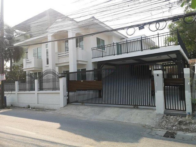 ขายด่วนบ้านเดี่ยว 2 ชั้น 67 ตร.ว. 5 ห้องนอน ย่านรามอินทรา39 ขายด่วนบ้านเดี่ยว 2 ชั้น 67 ตร.ว. 5 ห้องนอน ย่านรามอินทรา39