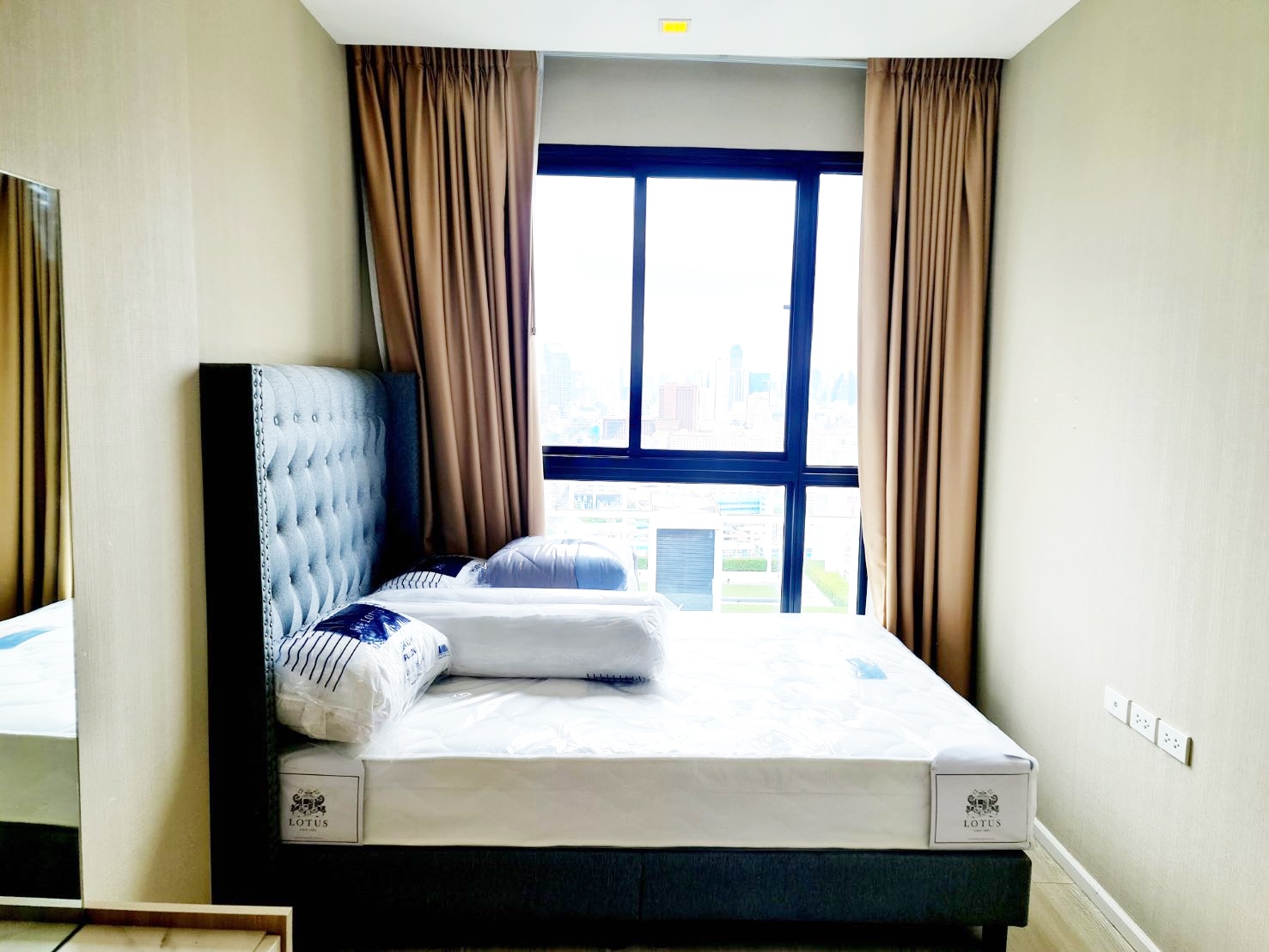 ������ �͹� QUINN �Ѫ�� 17 ���ʶҹ�ö俿�� MRT �ط����� 