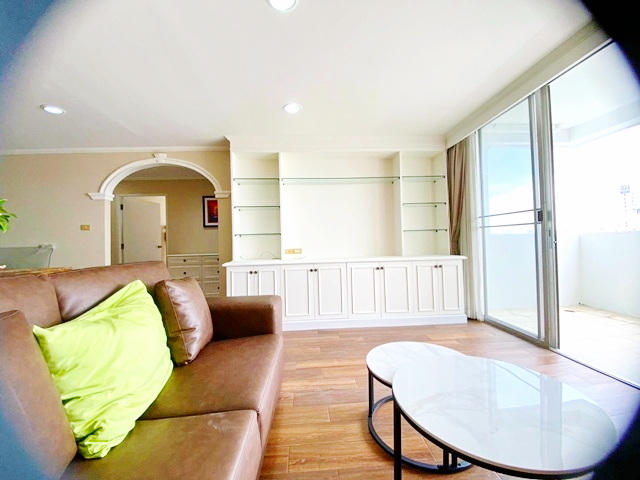 ���������� 1.1 ��. BTS ��������� 142��.�. Penthouses��٤������ 3