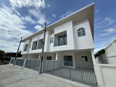 ขาย ทาวน์เฮ้าส์ 2 ชั้น สไตล์มินิมอล ในโครงการ ไพรเวท 8  ขาย ทาวน์เฮ้าส์ 2 ชั้น สไตล์มินิมอล ในโครงการ ไพรเวท 8