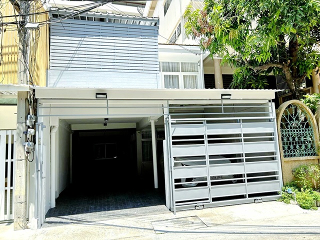 ถูกกว่า Penthouse ทาวน์เฮ้าส์ 2 ชั้น BTS เพลินจิต400ม. สุขุมวิท ถูกกว่า Penthouse ทาวน์เฮ้าส์ 2 ชั้น BTS เพลินจิต400ม. สุขุมวิท