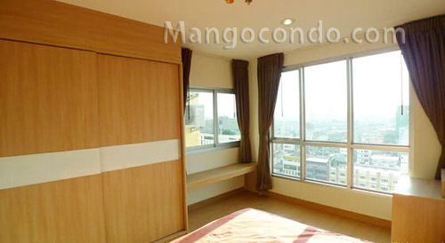 ������ �ſ� �Ѫ��-���¢�ҧ (LIFE RATCHADA-HUAIKHWANG) �͹������� 1��ͧ�͹ 41 ���. ��� 12 ��ǽ���Ѫ��  ��� 18,000 �ҷ �Դ MRT ���¢�ҧ