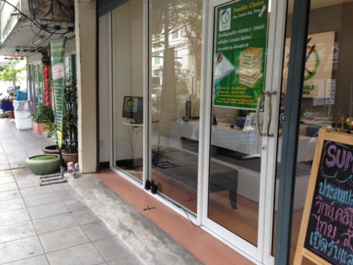 Lease Shop (open Internet presently) (2 shop house 3 storey on Conner at Ram Kham Heang Road Lease Shop (open Internet presently) (2 shop house 3 storey on Conner at Ram Kham Heang Road