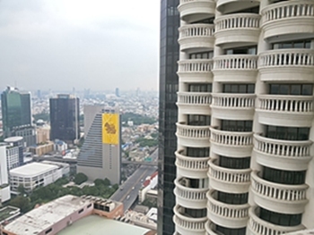 ��¤͹� THE STATE TOWER  �͹�㨡�ҧ���ͧ��ҹ��áԨ��ҹ���� �Թ�ҧ�дǡ